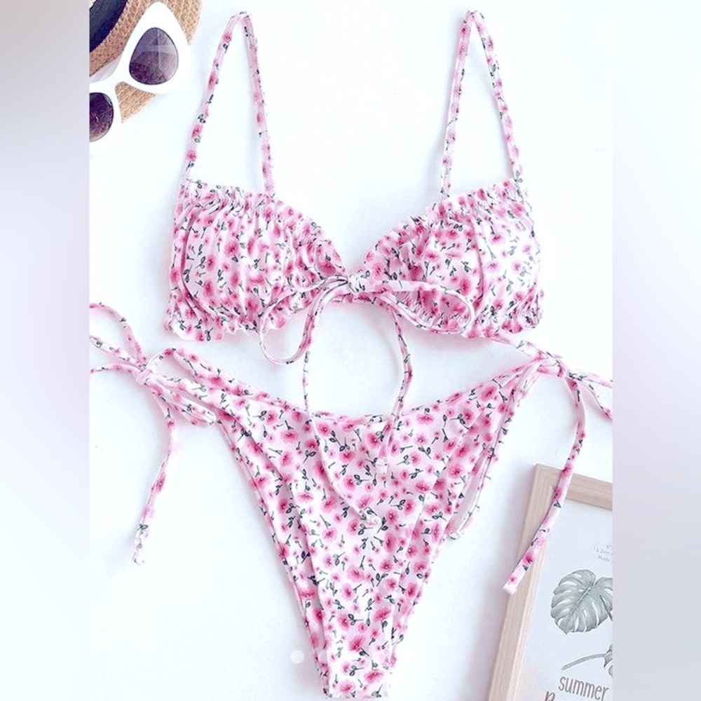 👙🌸 pink floral ruffle bikini
